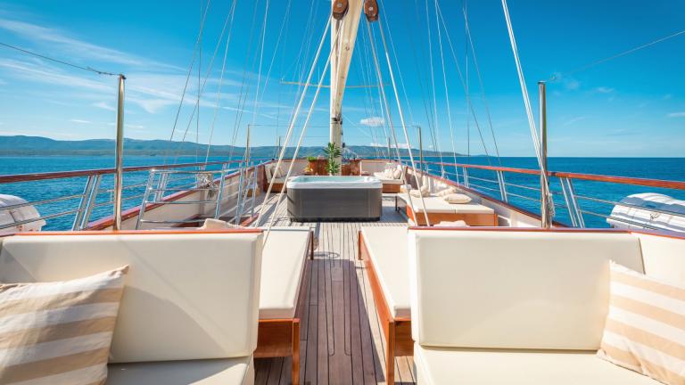 Während der Fahrt auf dem Meer kann man auf dem Deck die Sonne auf der Lounge oder im Whirlpool genießen.